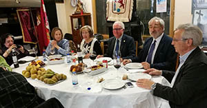 El presidente y miembros de la directiva, junto a Luis Fermín Vázquez y Manuel Fuentes.