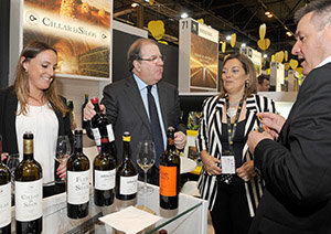 El presidente Herrera, durante la visita a uno de los estands de vinos de Castilla y León.