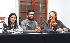 Martín Rodríguez, acompañado por la secretaria y tesorera de la entidad, durante la Asamblea General.
