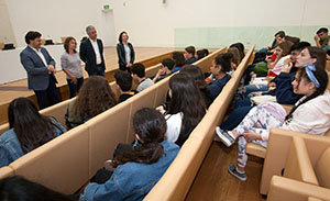 Rodríguez Miranda y Valentín García Gómez con alumnos de gallego del Instituto Cañada Blanch que está en Santiago.