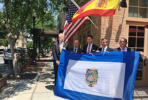 La delegación española entregó una bandera de Málaga al alcalde de Pensacola.