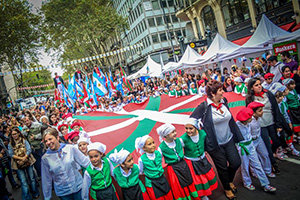 Numerosas personas homenajearon al País Vasco en la Avenida de Mayo.