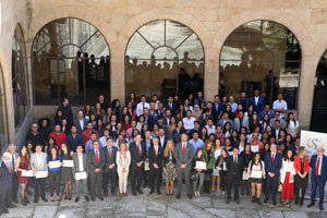 Los alumnos y las autoridades posan tras la ceremonia de entrega de diplomas.