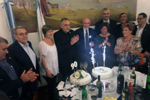 Autoridades e invitados realizan el brindis por el 90 aniversario del Valle Miñor de Buenos Aires.