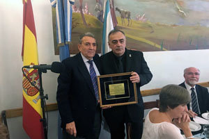 El vicepresidente del Centro de Valle Miñor de Montevideo entrega una placa al presidente del Valle Miñor de Buenos Aires.