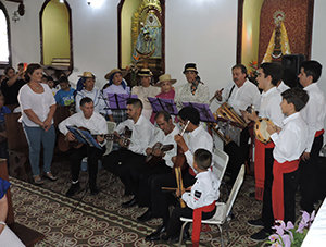 La Rondalla Típica del HCV, durante su presentación.