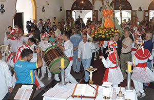 La Virgen de los Reyes es trasladada hasta el salón principal del HCV.