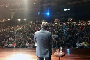 Miranda, durante la charla informativa en un Teatro Rosalía completamente lleno.