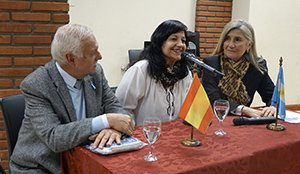 Liliana Fuentes, acompañada por Joaquín Rebollo y Liliana Acosta, presenta ‘La Isla del Viento’, en el Centro Salamanca de Buenos Aires.