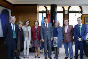 El presidente Javier Fernández posa junto a los directivos de la asociación.