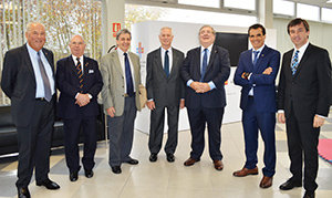Jorge Basso -en el centro-, junto con directivos de la Asociación Española, durante la inauguración de la policlínica.