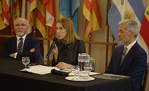 José Mira, María Prada y Jorge Noval, durante la celebración del encuentro.