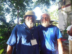 Manuel Álvarez Fuentes, junto con el poeta Arthur R. Flowers.