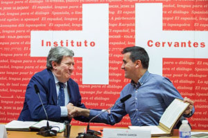 Los directores del Instituto Cervantes, Juan Manuel Bonet (izq.), y de la Fundación Festival Internacional de Teatro Clásico de Almagro, Ignacio García, se dan la mano tras la firma del convenio entre ambas entidades.