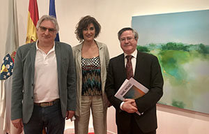 Paco López-Barxas, Isabel Pintado y Ramón Jiménez, ante el cuadro Cómaros Verdes.