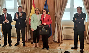 Magdalena Valerio y Fátima Báñez, durante el traspaso de cartera, en la sede del Ministerio de Trabajo, Migraciones y Seguridad Social.