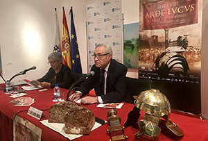 Carmen Basadre y José Ramón Ónega, durante el acto de presentación, al que acudieron con una espada romana, casco y un pan hecho al estilo de los romanos.