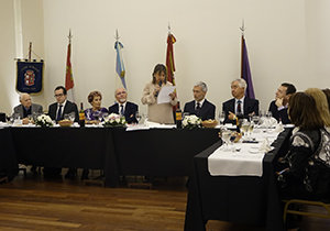 Julia Hernando, durante el discurso con el que inauguró el banquete de camaradería celebrado en conmemoración de las fiestas patronales de Burgos.