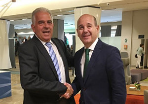 Un momento del saludo entre José Gil y Ramón Moreno.