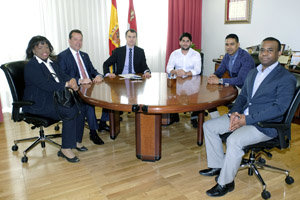 Herrero –en el centro–, reunido con el diputado y miembros de la colectividad dominicana.
