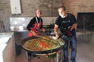 Un momento de la preparación de la paella.