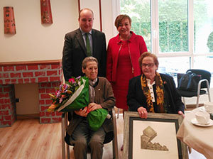 Gorka Álvarez e Isabel Sánchez, durante la visita que hicieron a Paulina López.