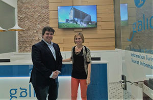 Carlos Mandianes y Nava Castro, en la visita de la directora de Turismo en el Centro Gallego de Barcelona.