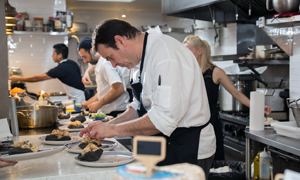 El cocinero Jordi Morera, llegado de Valencia para el evento, en primer plano. En segundo plano, el que será el cocinero jefe, Francisco Javier Parreño.