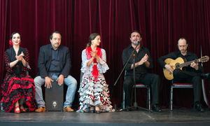 Grupo flamenco actuando en el salón principal de La Nacional.
