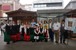 Miranda posa con una de las asociaciones que participaron en el Día de Galicia en Euskadi.