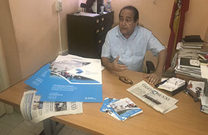 Augusto Blanco, coordinador en Villa Clara, con ejemplares de ‘Galicia en el Mundo’, el único periódico que reciben.