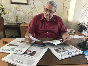 Pedro Valentín Cruz, con varios ejemplares de ‘Galicia en el Mundo’, el único periódico que reciben.