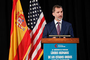 Don Felipe dirige unas palabras durante la Cumbre de Jóvenes Líderes Hispanos en EE.UU. organizada por la Fundación Carolina