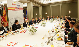 Un momento del encuentro del Rey con representantes de empresarios españoles y texanos.
