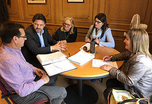 Un momento de la reunión entre Rodríguez Miranda y los representantes del Centro Galego de Zug.