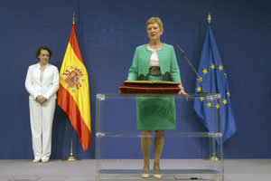 Consuelo Rumí, durante su toma de posesión en presencia de la ministra, Magdalena Valerio.