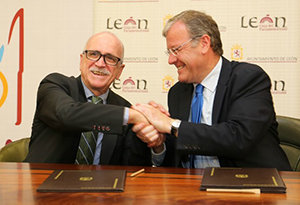Antonio Silván – a la dcha.– y Alfredo Canal, tras la firma del acuerdo.