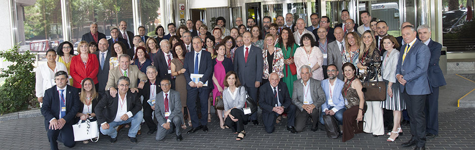 Consuelo Rumí y Agustín Torres posan con los miembros del Pleno del CGCEE.