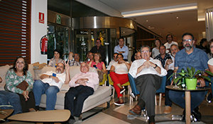 Algunos de los consejeros viendo el partido del Mundial entre España y Marruecos.
