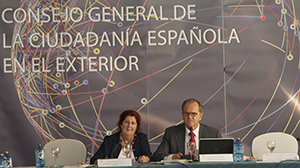 María José Vázquez Tiscar y Eduardo Dizy, durante la presentación de las propuestas de la Comisión de Jóvenes y Mujeres.