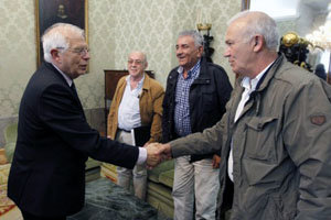 El ministro Borrell saluda a los representantes de la Asociación Long Hope.