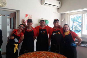 El grupo de paelleros que prepararon la comida.