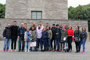 Los jóvenes frente al monumento que recuerda el Holocausto en Buchenwald.