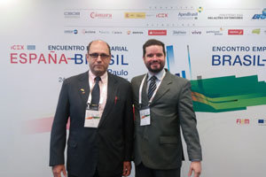 Los responsables de FEHB y Mundo Spanish, entidades que firmaron el acuerdo.