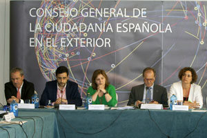 José Cano –2º por la izda.–, durante su intervención en el Pleno.