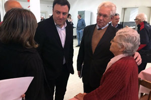 Valentín González Formoso, acompañado por Ángel Domínguez, saludó a algunos residentes del Hogar.