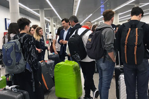 Antonio Rodríguez Miranda conversa con algunos de los jóvenes, a su llegada a Galicia.