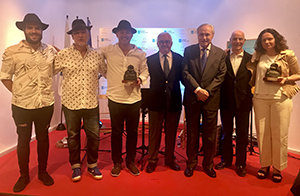 Fran Trashorras, Quique Peón, Juan Fernandez, Ovidio Cadenas, José Ramón Ónega, Fernado Gómez y Ánxela Gracián, tras la entrega de las Meninas de Alcobendas.