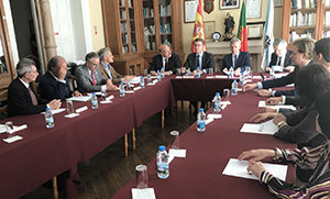 Un momento de la reunión de la directiva del Centro Gallego con Núñez Feijóo, Alfonso Rueda y Jesús Gamallo.