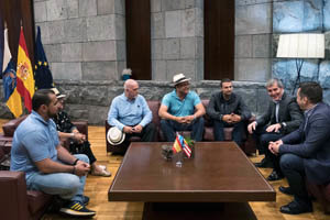 Fernando Clavijo y José Téllez, reunidos con los expertos de la tradición verseadora.